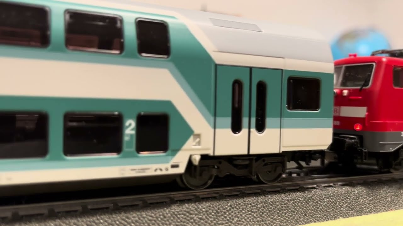 Doppelstockwagen Mintlinge vor BR 111 mit Graffiti