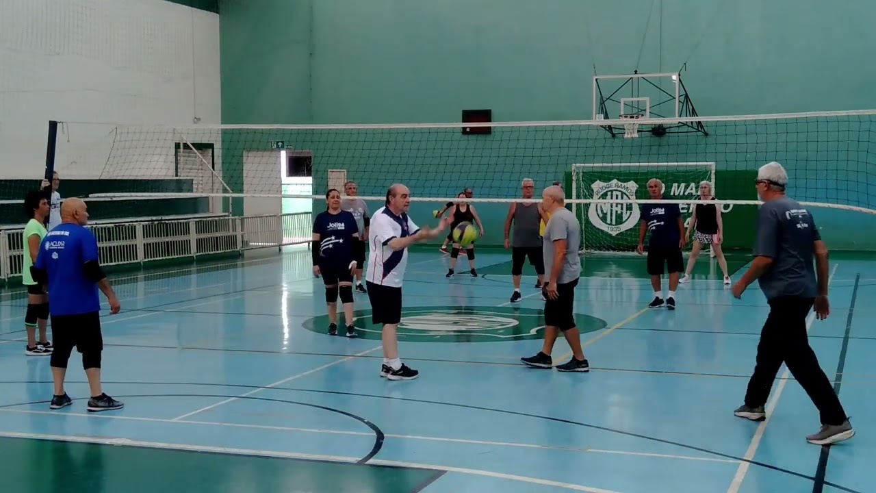 Vôlei adaptado nas férias, partidas mistas, alegria dobrada.