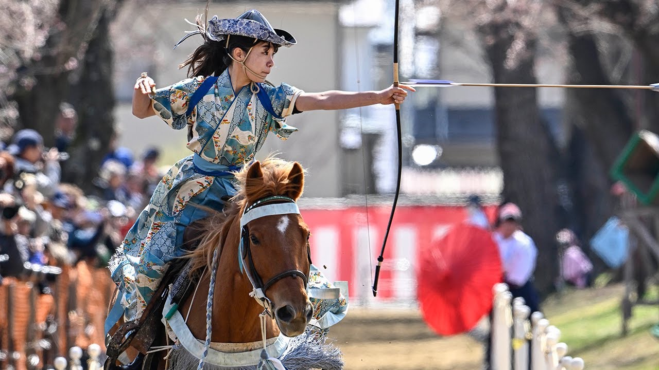 春と心、女性騎手射抜く　十和田で「桜流鏑馬」(2025/04/19)
