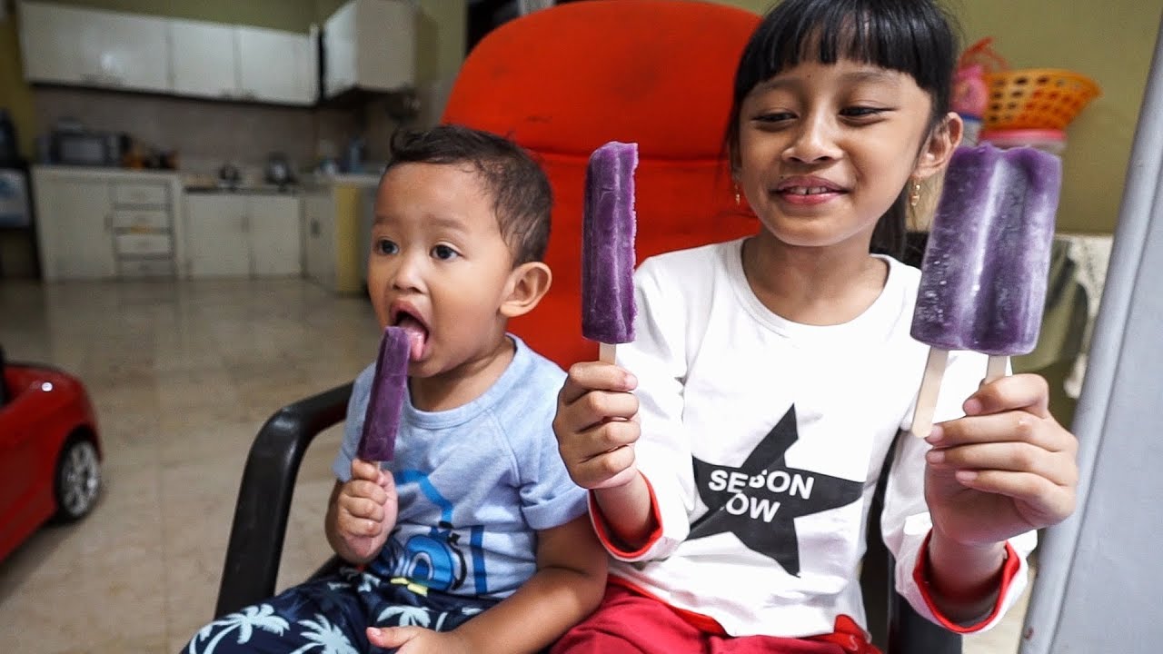 Naik sepeda beli es krim Paddle Pop Duo Anggur