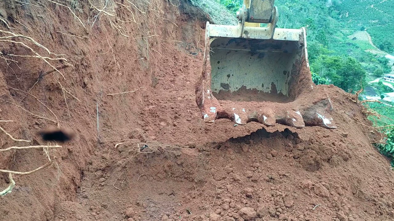 Escavadeira hidráulica.. operador em apuros.nao desceu por sorte..