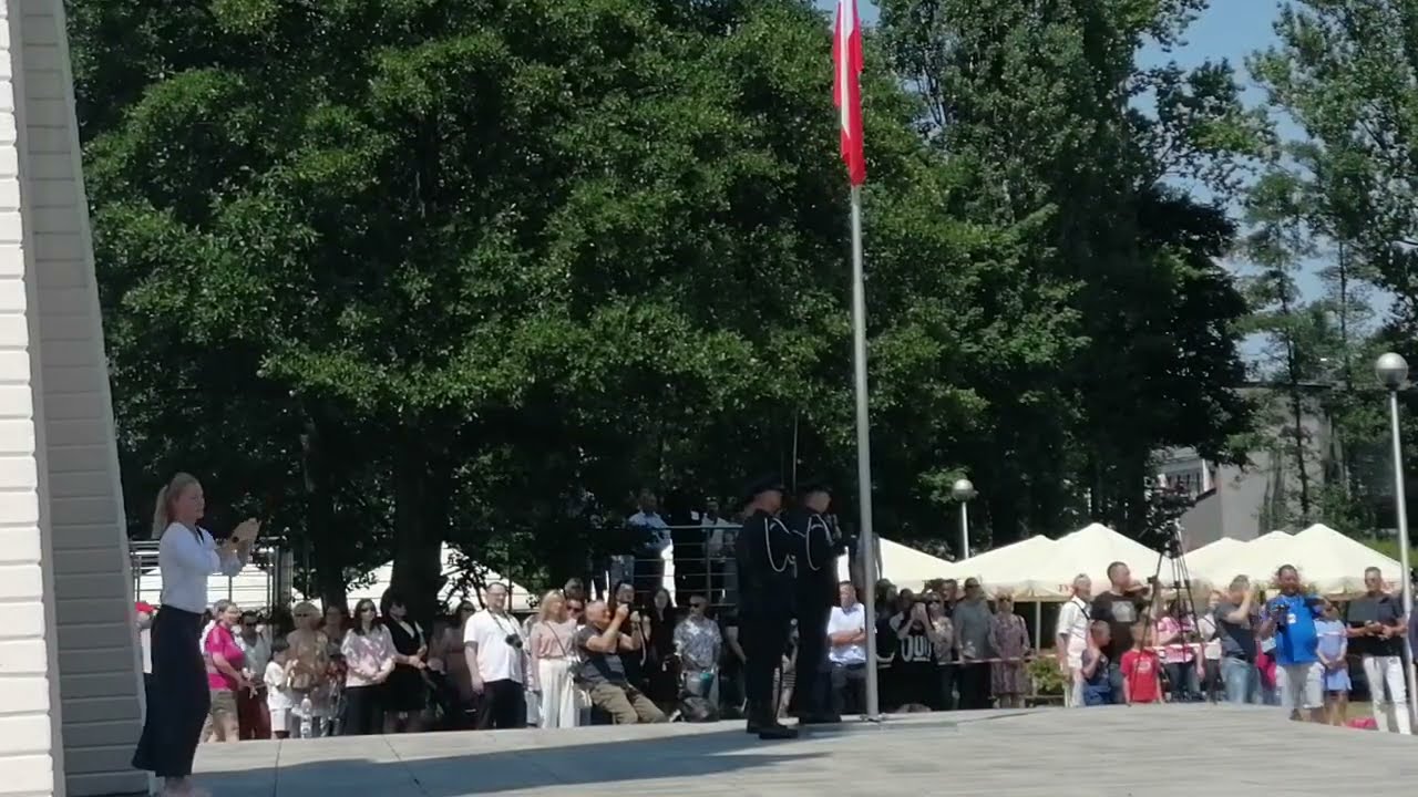 Podniesienie flagi państwowej na maszt