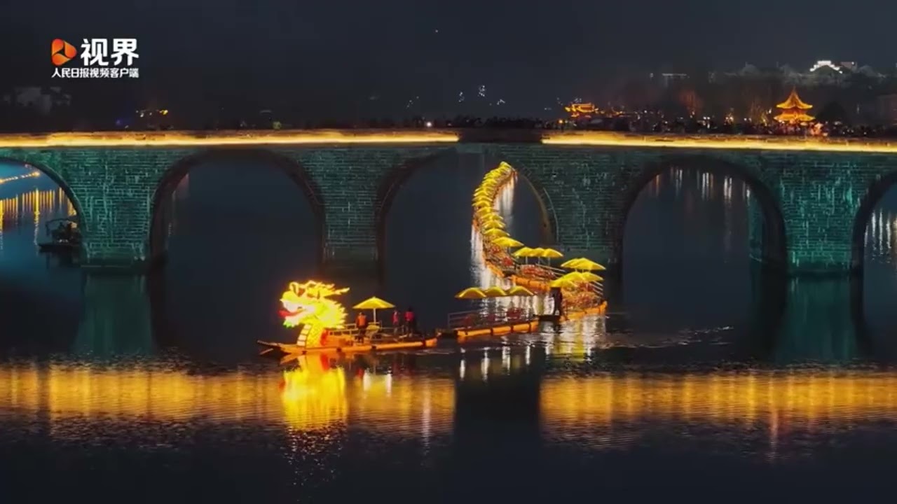 #AmazingChina 🐉壮观！竹筏组成百米黄金巨龙江上巡游