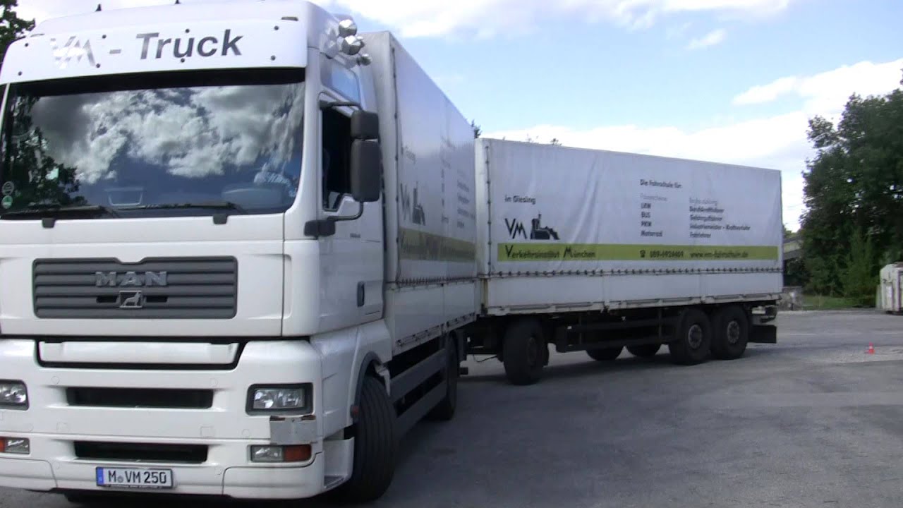 LKW Anhänger rückwärts um die Ecke schieben