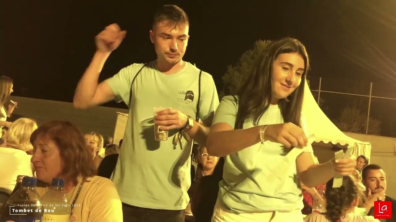 El tombet de bou de Benifairó fa de presentació mundial del cantant local José Bellver