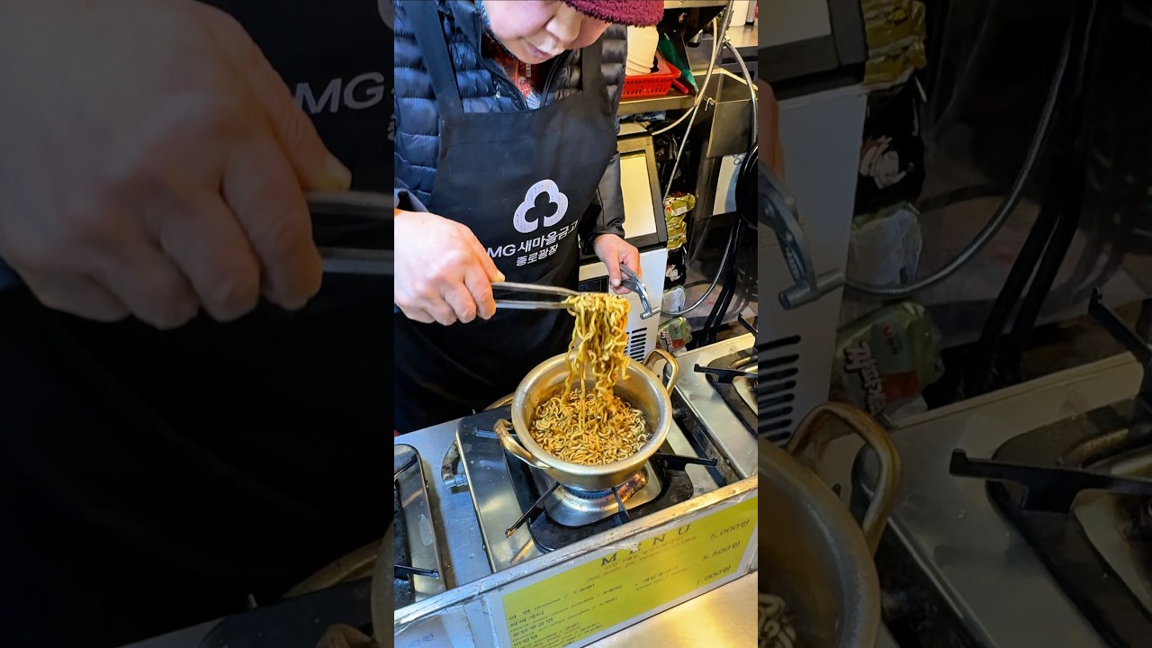 Grandma Ramen - Korean streetfood #Seoul #koreanstreetfood #koreanramen #seoulfood #streetfoodkorea