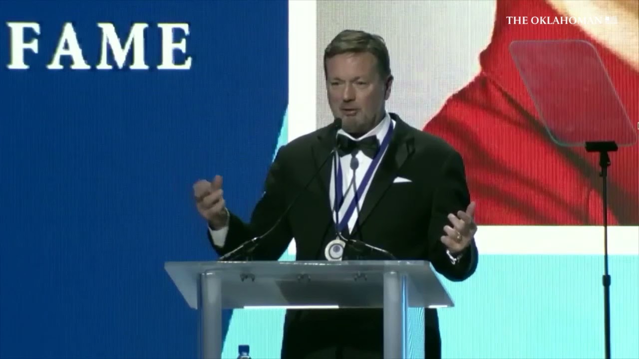 Bob Stoops accepts College Football Hall of Fame award