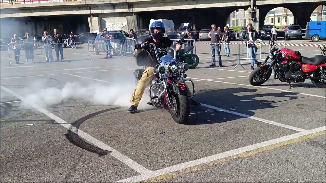 Stunt man  su Harley Davidson