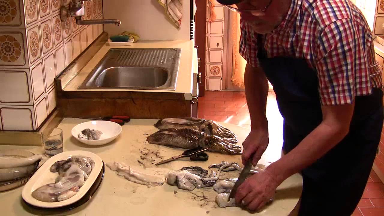 Como limpiar y cocinar sepias en su tinta. Parte 1 de 2