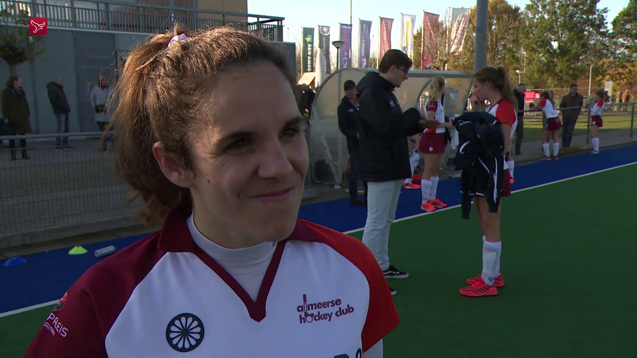 Sofia Verga (Almeerse Hockeydames) blij na na winst op QZ