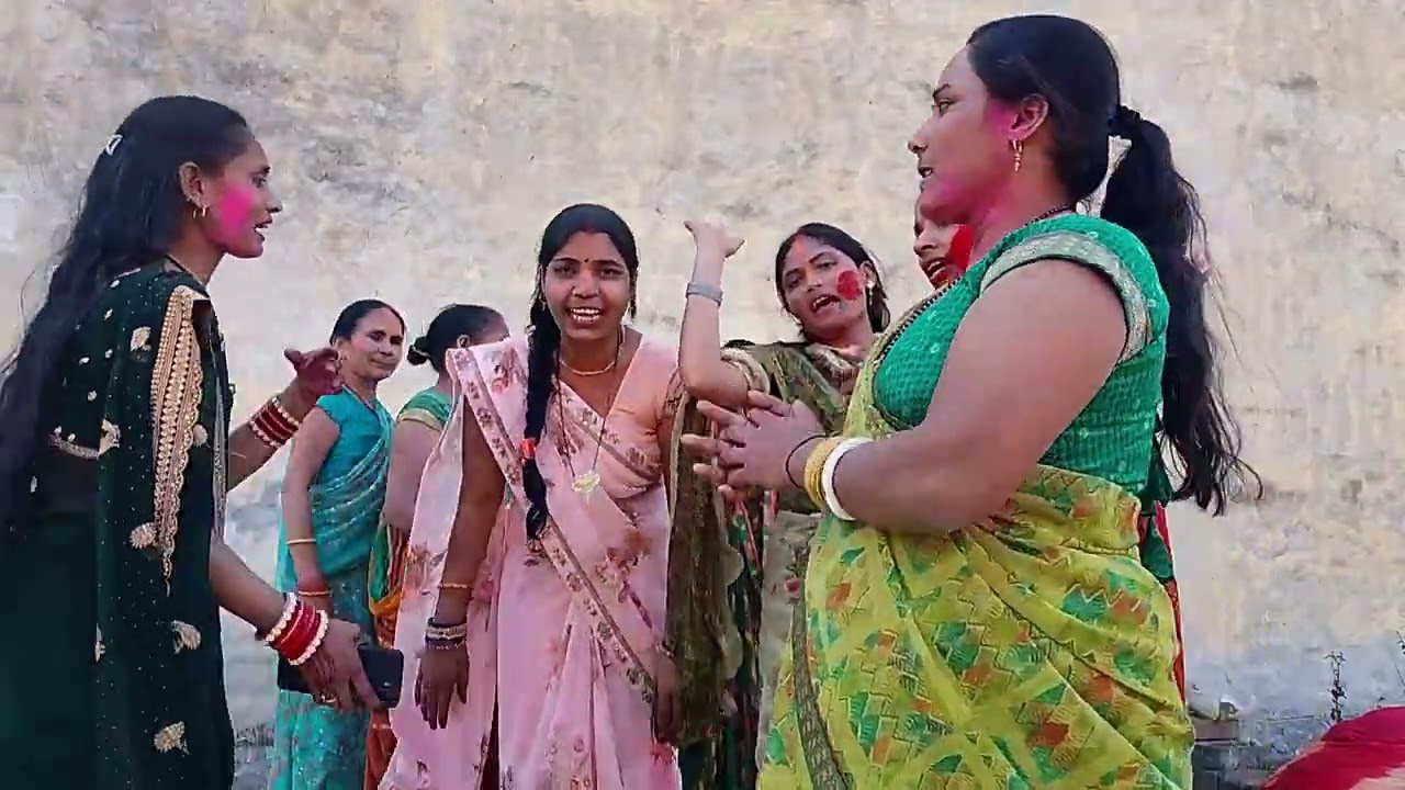 जो मैया के ताली ना बजाए हाथों में लगा जाए ताला मैया के जयकारा नालगाएं बहुत बढ़िया नाचे डांस करत