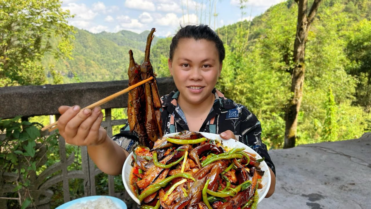 欧妹干完活摘了一盆茄子，配着辣椒和肉一起炒太好吃 Record my rural life