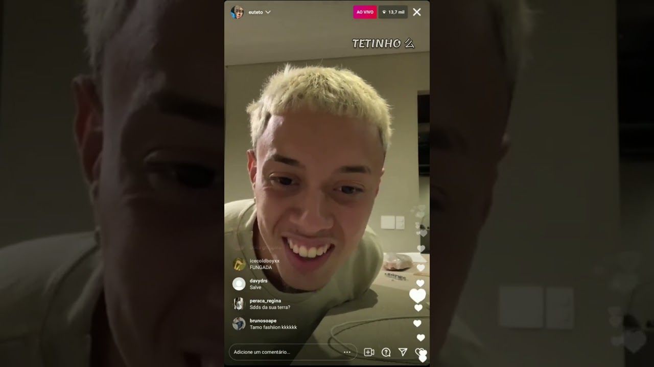 Teto bolando um beck e mostra o presente que ganhou do matu&ecirc; em live