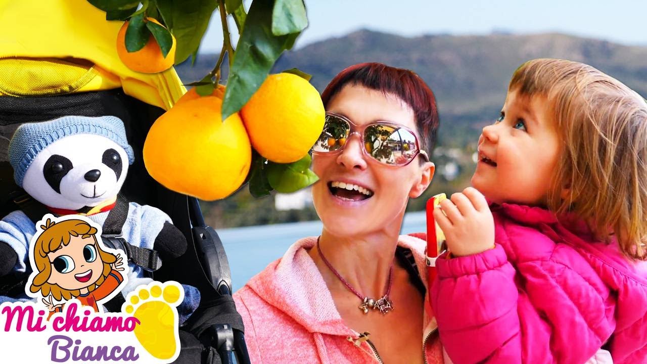 La passeggiata della bambina Bianca con i giocattoli. Video per bambini in italiano