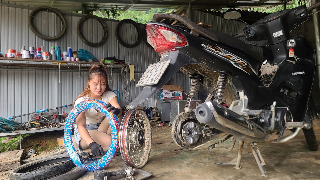 Đi tận nơi thay lốp xe cho ông chú, sửa máy tuốt lúa sử dụng động cơ điện, sửa chiếc loa nghe nhạc.