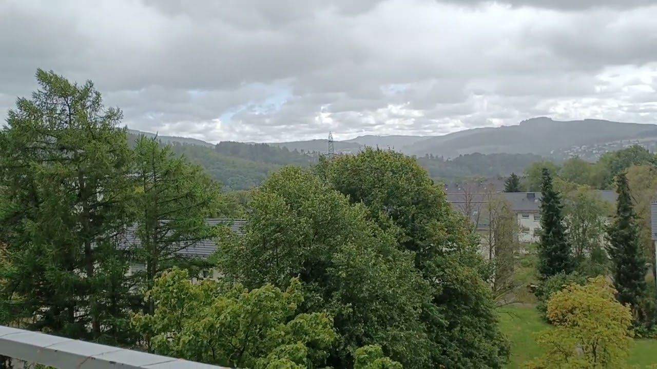Sturmböen und Schauerböen bis 70 km/h in Meschede seit heute morgen! Stürmisches Wochenende!🌪️😱