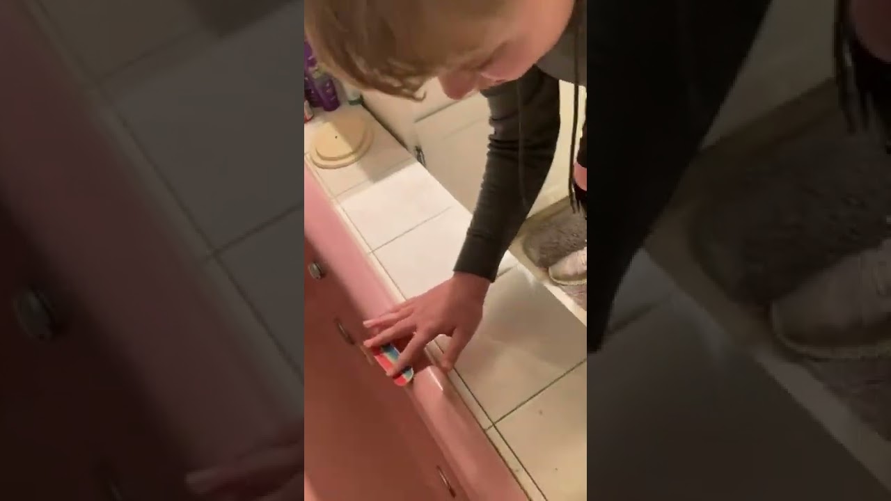 &ldquo;The Bathroom&rdquo; fingerboarding edit