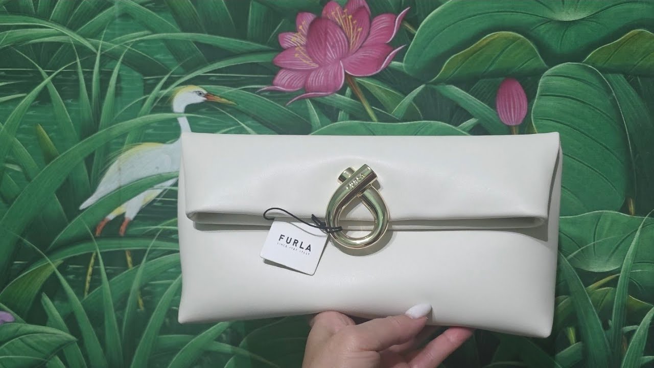 Зайдем в Furla и купим клаТч ,как у меня..очень удобный