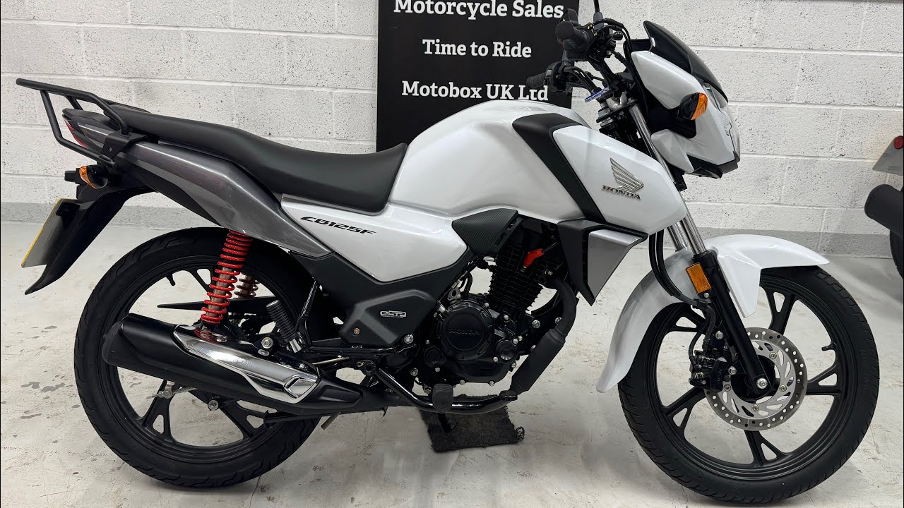 Honda CB125F, 2023 год, цвет жемчужно-белый, осмотр и запуск двигателя.