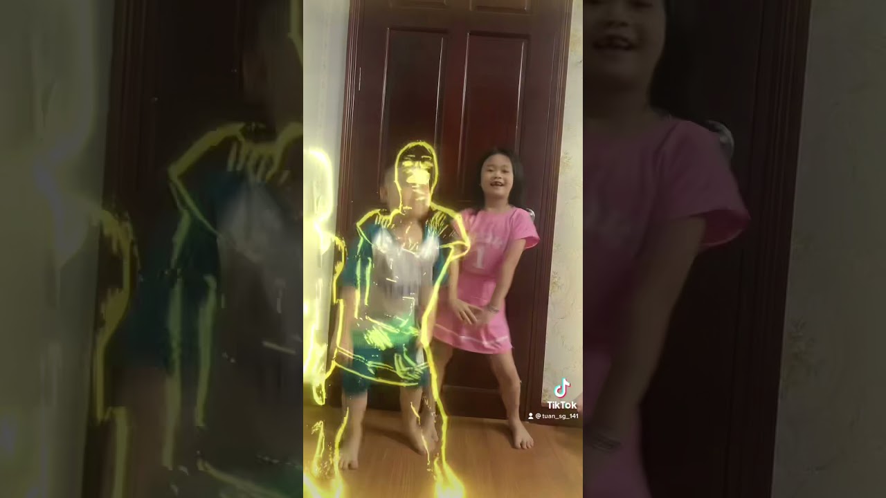 Hai chị em c&ugrave;ng nhảy n&agrave;o