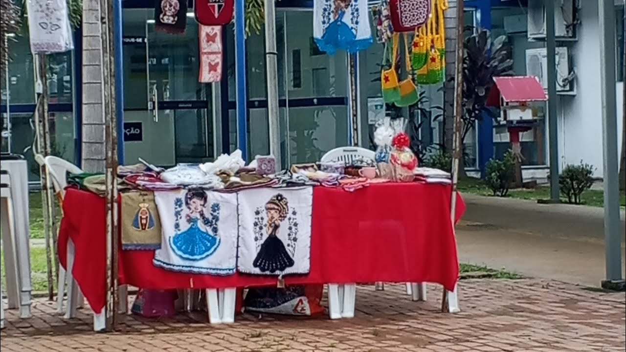 Sextou e fui expôr as peças de tecido na feira da Secretaria de agricultura. 
