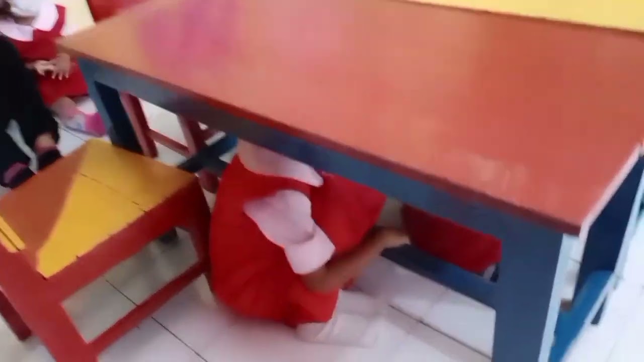 Simulasi Gempa Bumi untuk anak Paud