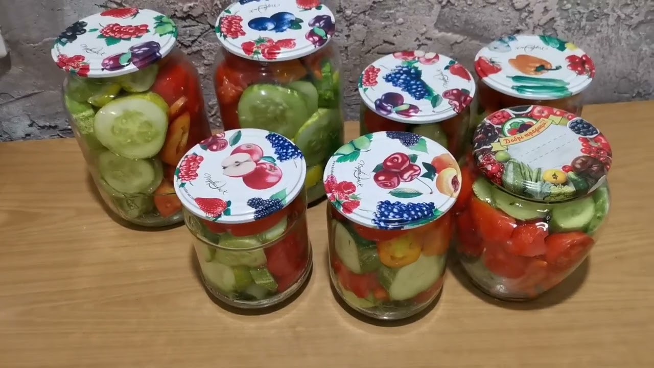 Салат на зиму - огірки з помідорами.