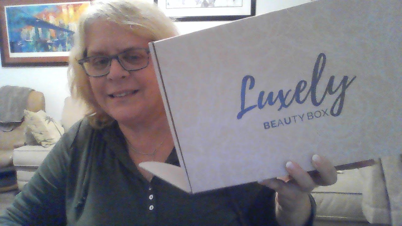 LUXELY Beauty Bag June 2022