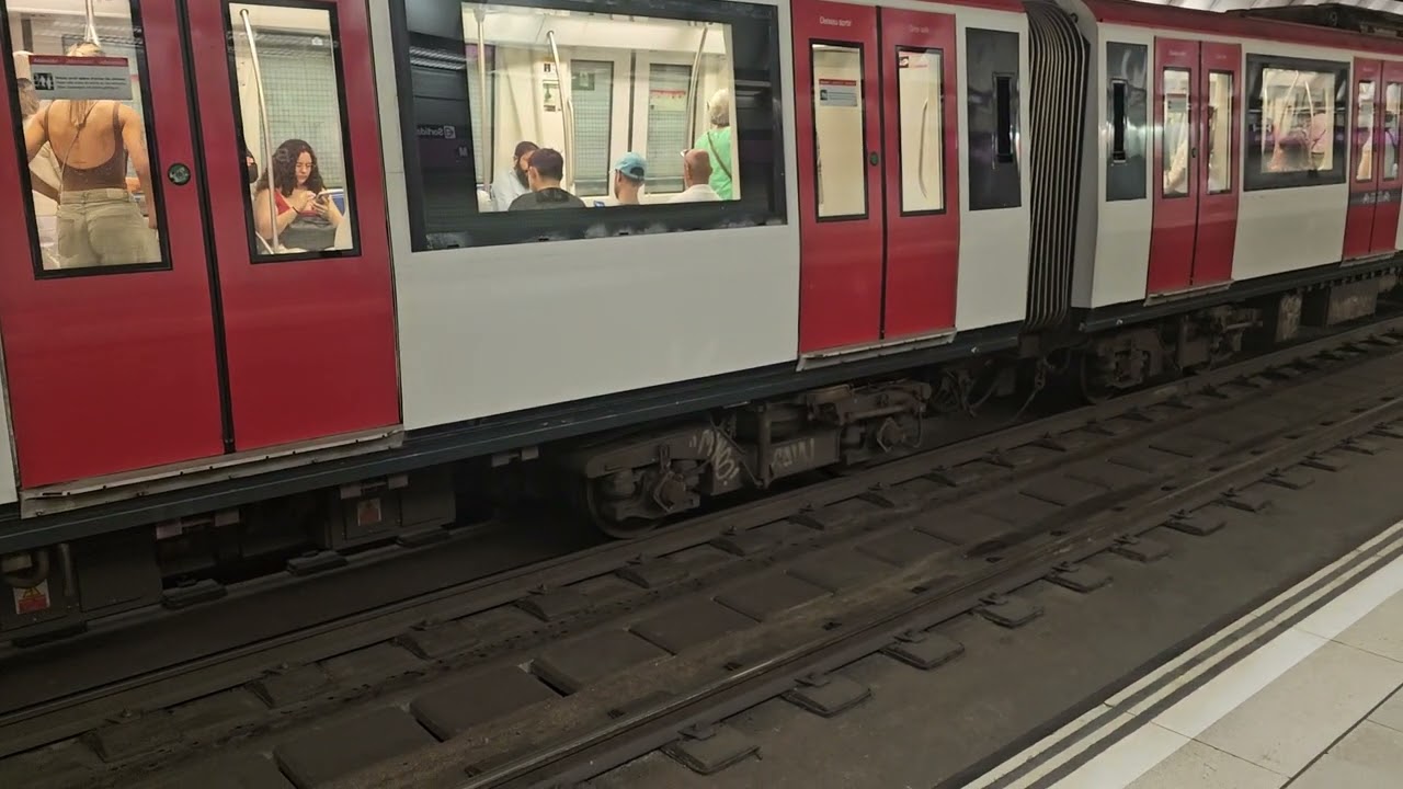 Metro Barcelona L2 Serie 9041 Entrando y Saliendo de Bac de Roda 