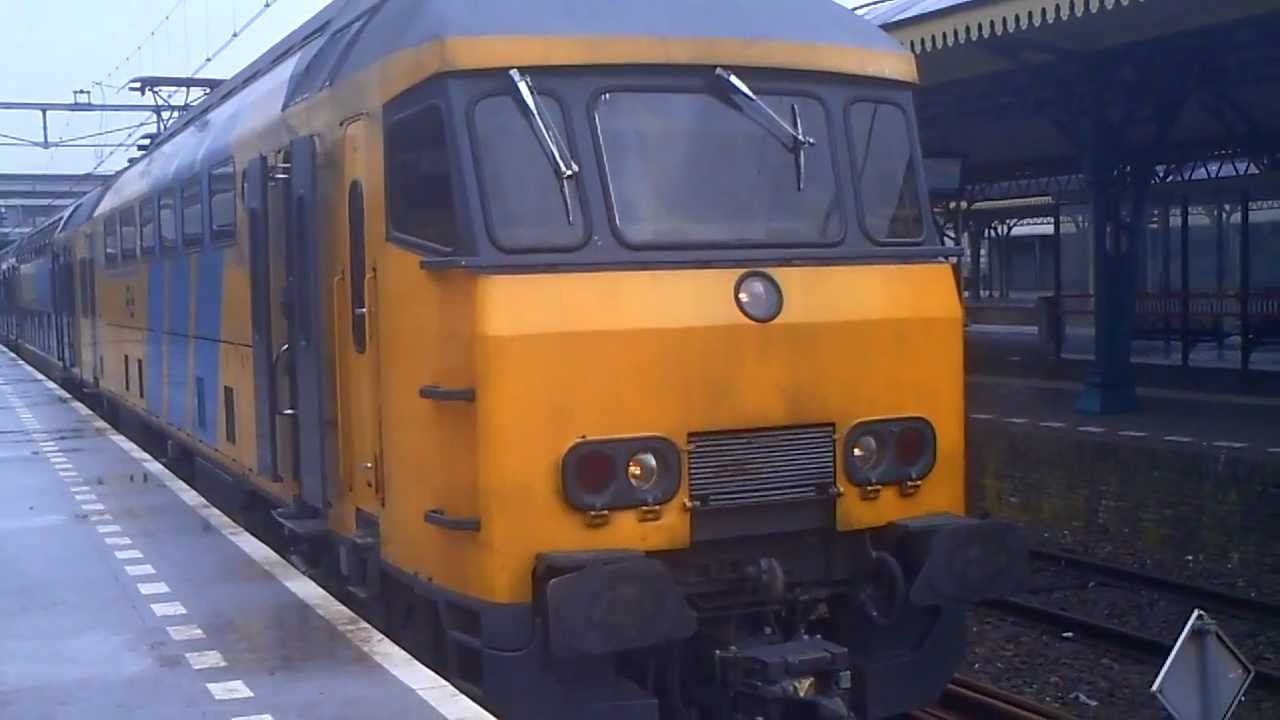 NS mDDM 7850 vertrekt uit station 's-Hertogenbosch.