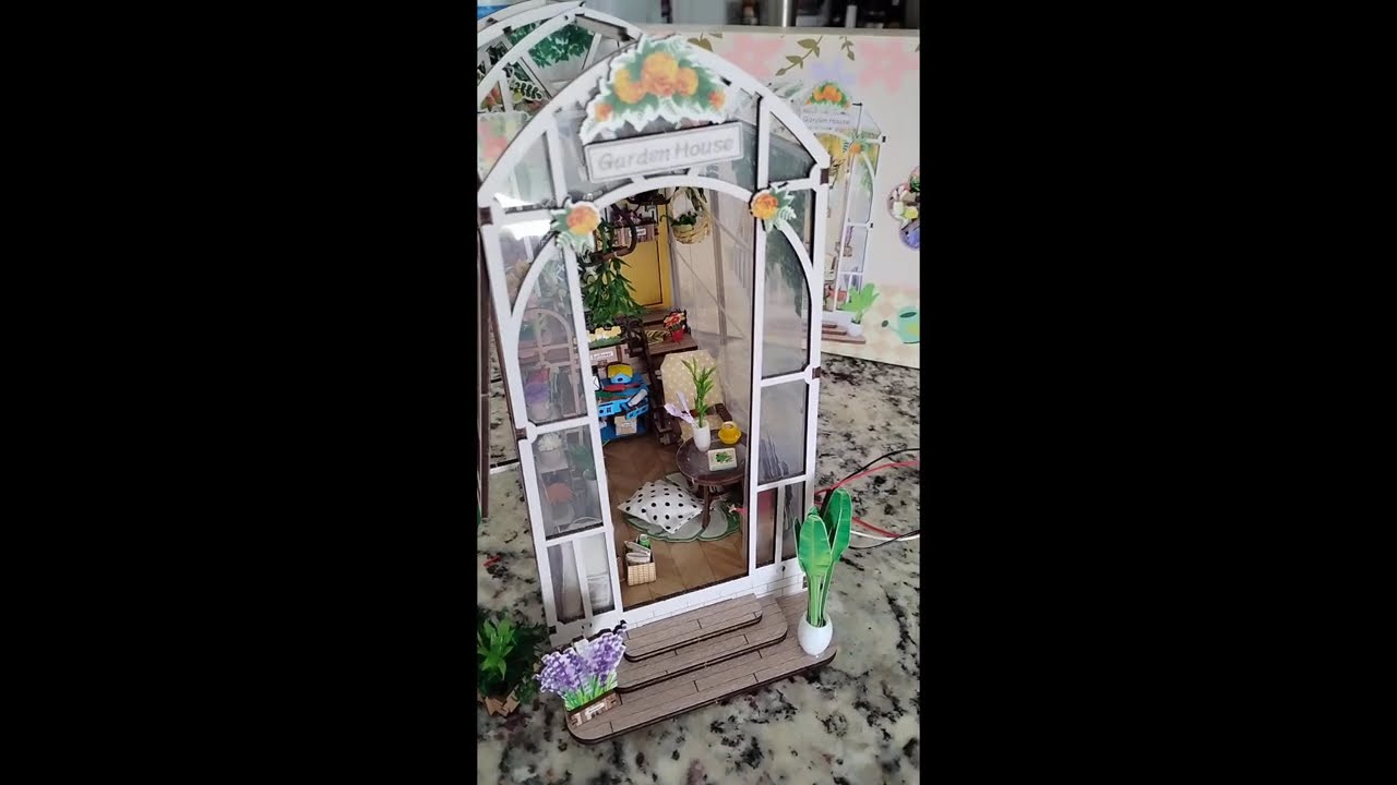 Garden House Book Nook: From Box to Bookshelf! 