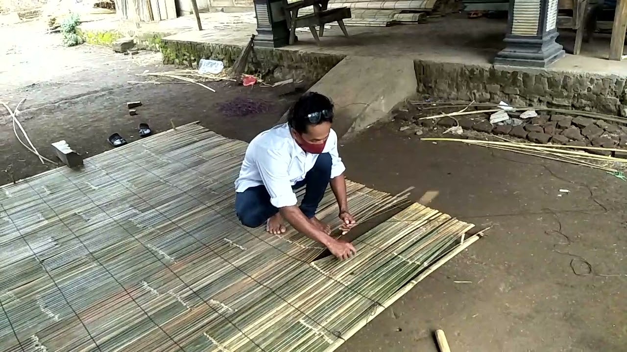 proses penganyaman tirai bambu putih