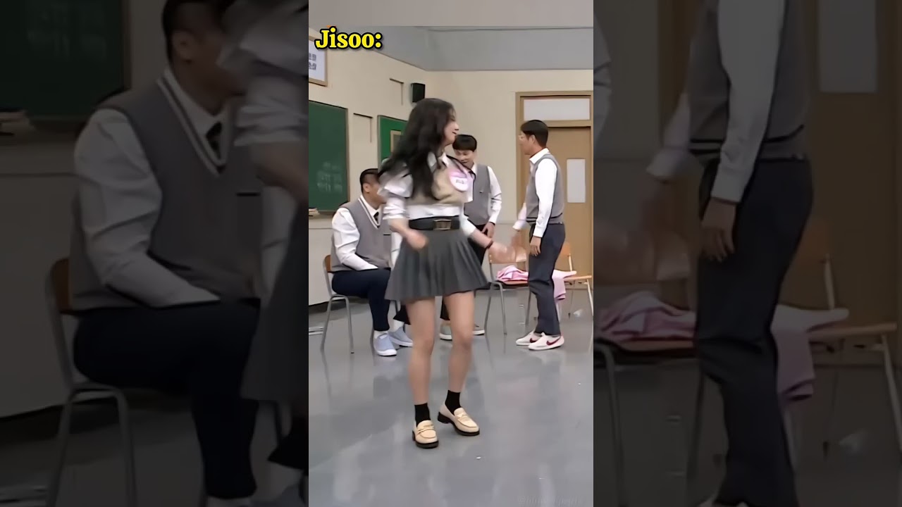 Jisoo & Ros&eacute; Tried Lisa's Iconic Crab Dance🦀💃😂 #jisoo #ros&eacute; #blackpink #shorts