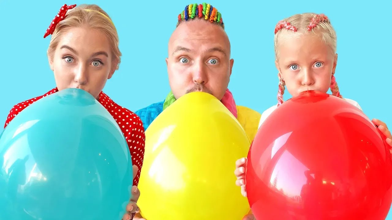 Alisa plays outdoor games with Balloons and have fun with dad and mum