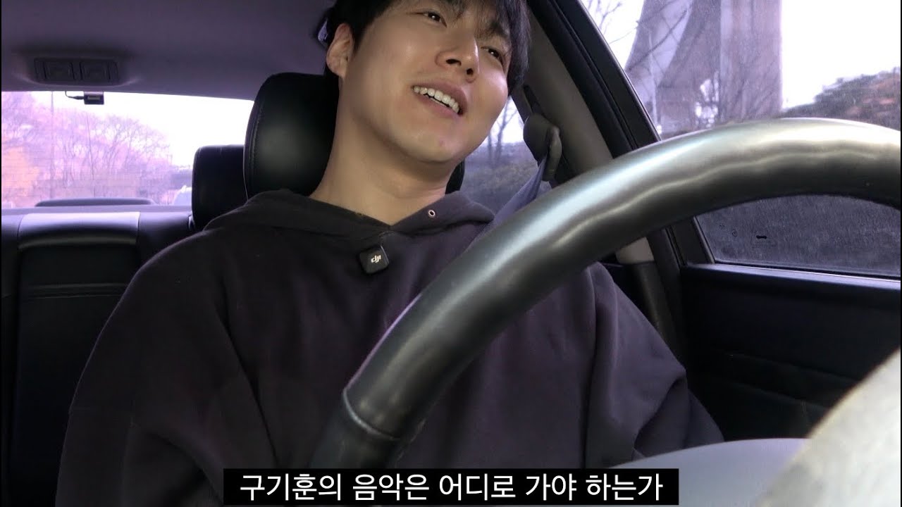 이 인디 뮤지션은 집 앞으로 갑니다.