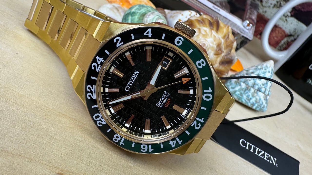 Citizen series 8 880GMT с черно-зеленой рамкой и золотистым оттенком