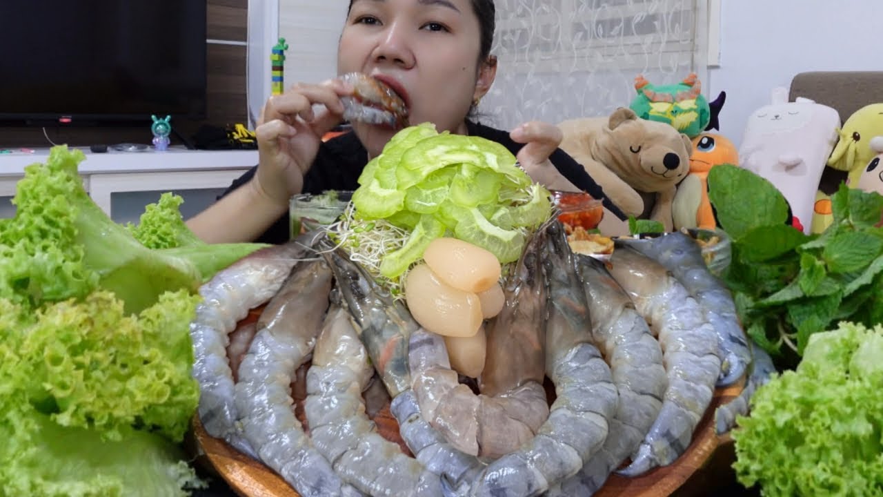กุ้งจุ่มน้ำปลากับหอมเจียวมะระซอยบางๆเข้ากันกินมากทั้งน้ำจิ้มหอมดอง กุ้งสดๆ