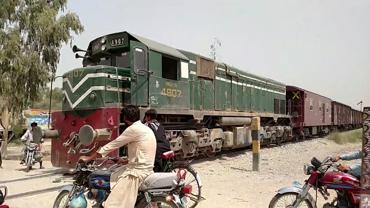 Freight train with 3 GMCU-15 locomotives 4912,4905 and 4907 from Sanawan