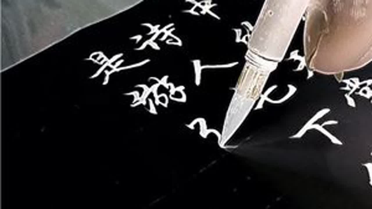 农村是穷人眼里的荒凉，富人口中的天堂，农村是诗人笔下的远方，是游子心中的故乡，门已旧院已荒，秋风吹透百叶窗灶台冷土坑凉，屋顶结满蜘蛛网，老屋依旧在，荒芜草木深，回不去的是童年，忘不了的是记忆和不...