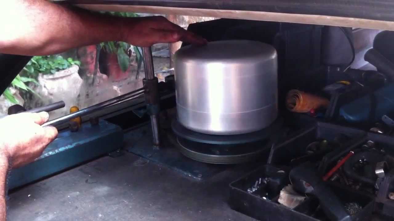 Máquina de cortar panelas de pressão.