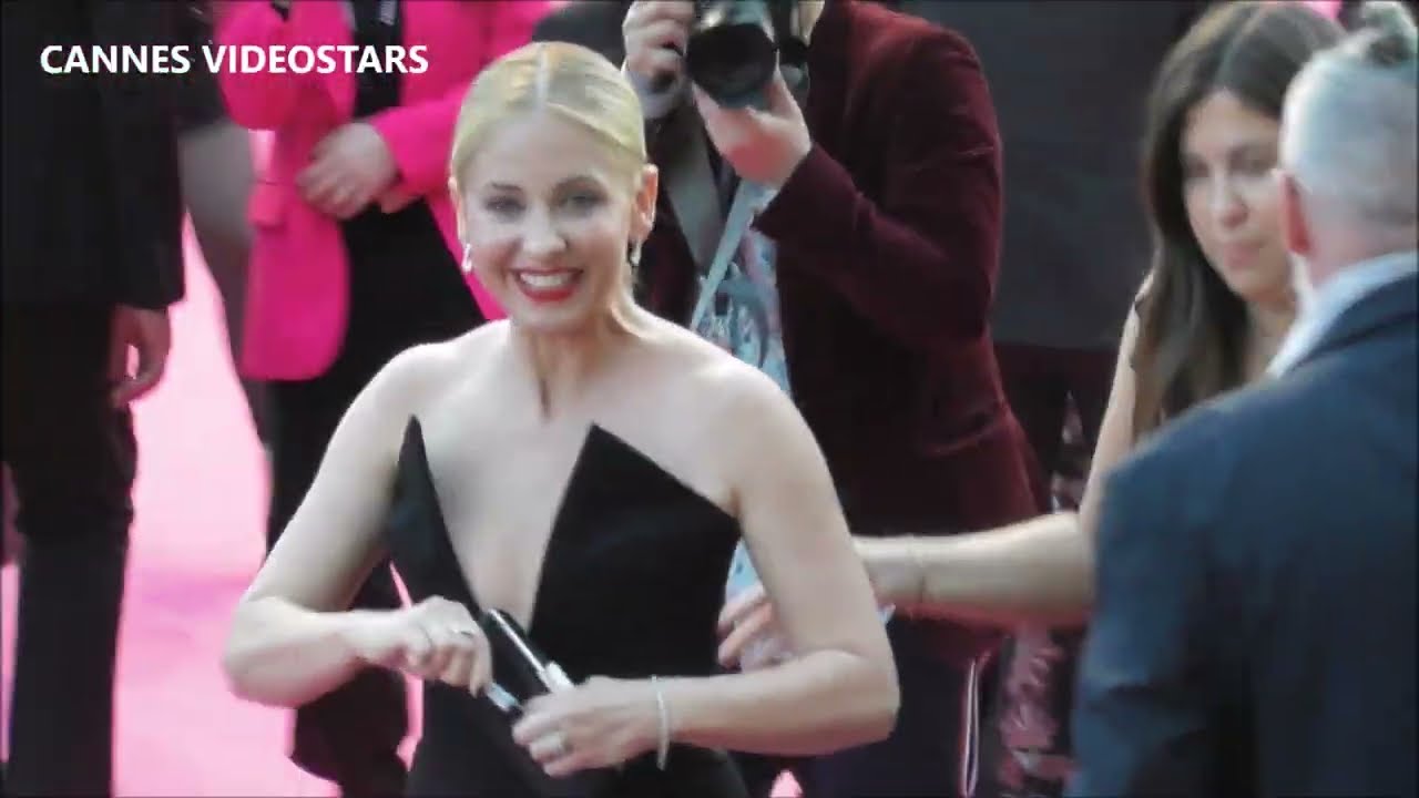 Sarah Michelle Gellar with Buffy fans @ Cannes 19 april 2023 for last day of Canneseries Festival