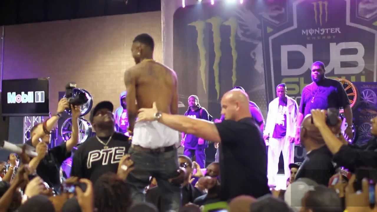 SOULJA BOY JUMPS IN CROWD 2011 DUB CAR SHOW