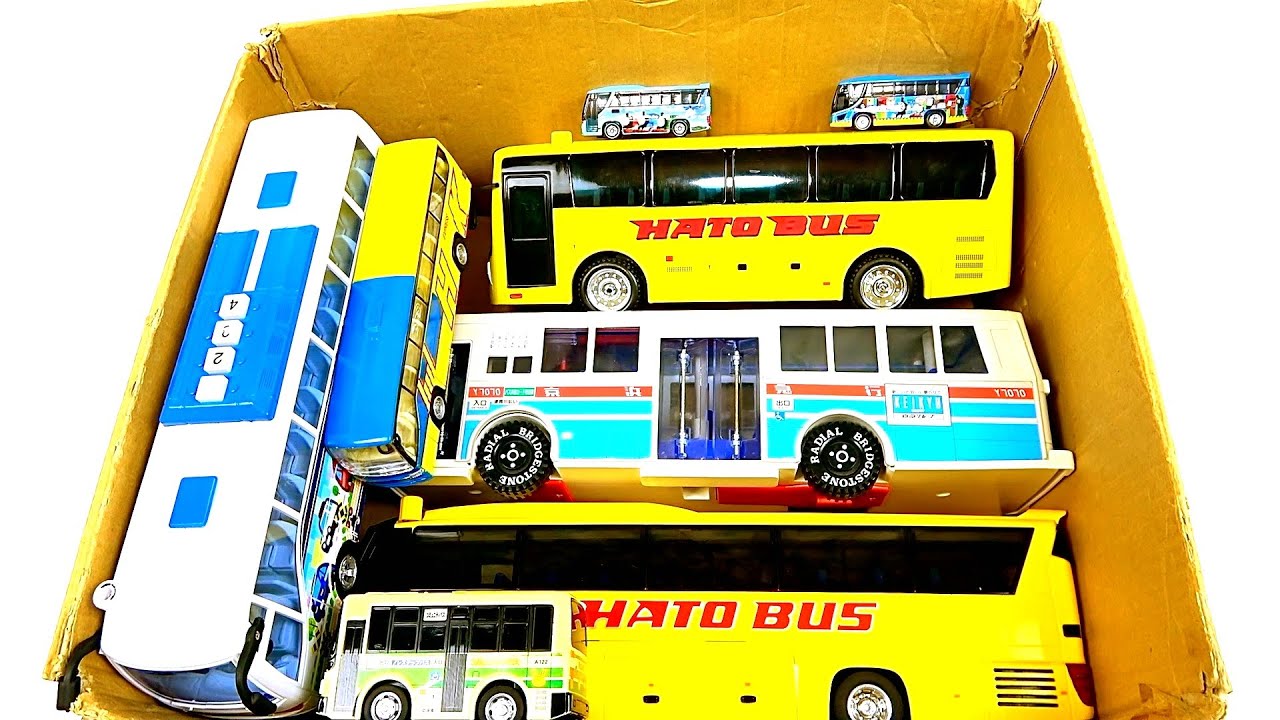 箱に集めた色々なバスのミニカーをチェックして坂道を走行テスト！坂道を軽快に走る。