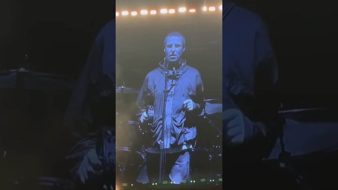 Лиам флиртует с девушкой в ​​толпе #oasis #oasisreunion #liamgallagher #oasis2025 #oasislive