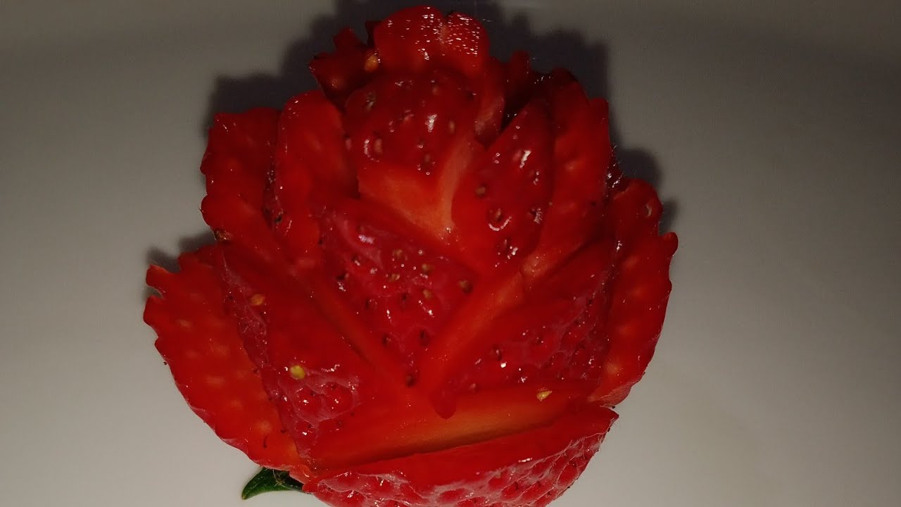 como fazer flor com morango