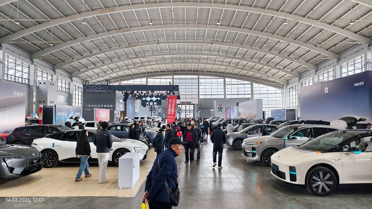 Небольшая выставка наиболее актуальных автомобилей в Китае, с уклоном в сторону электрокаров.