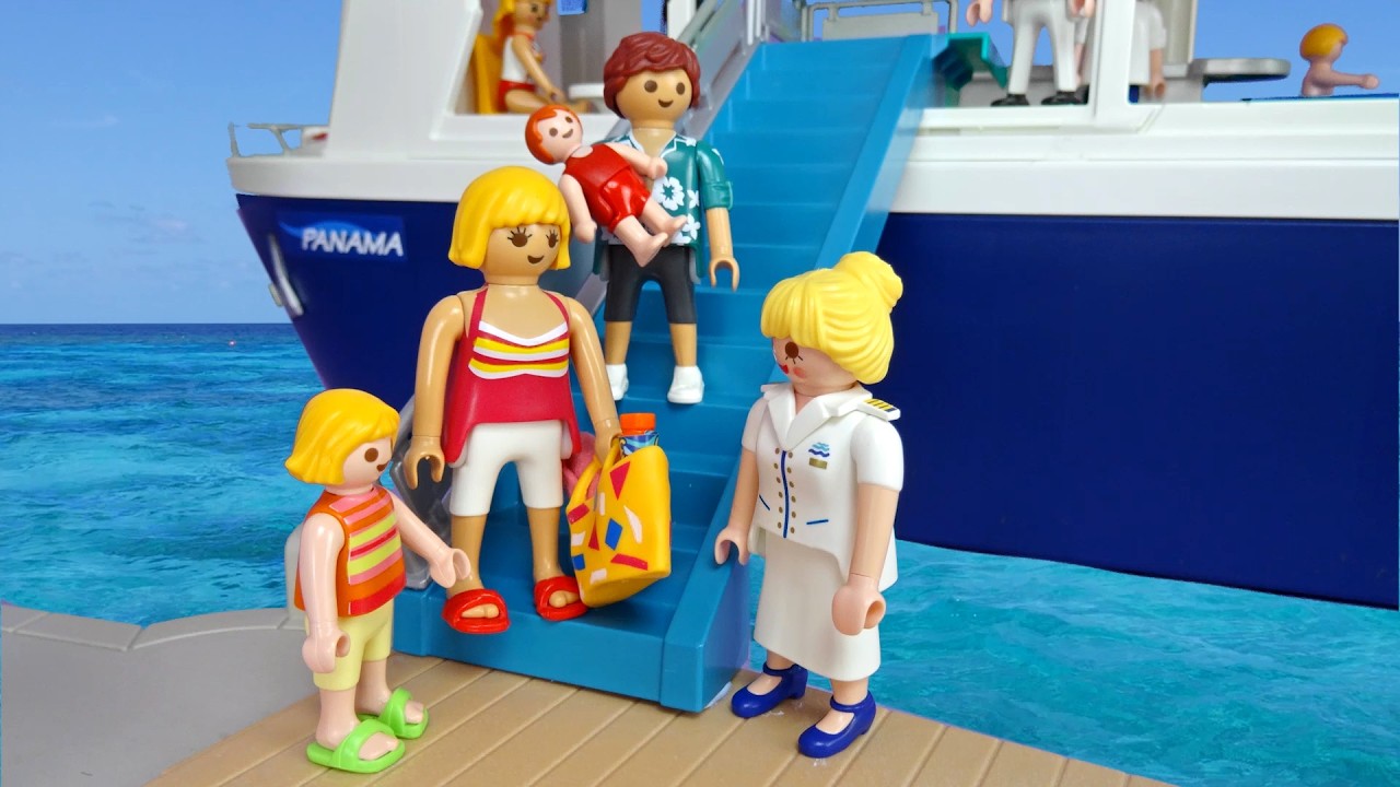 LA FAMILIA PLAYMOBIL se baña con DELFINES y en la PISCINA del Barco Crucero de Vacaciones - JUGUETES