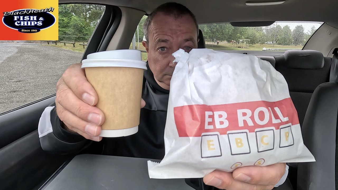 Ролл с яйцом и беконом по акции $7,90 от Blackheath Fish & Chips Shop