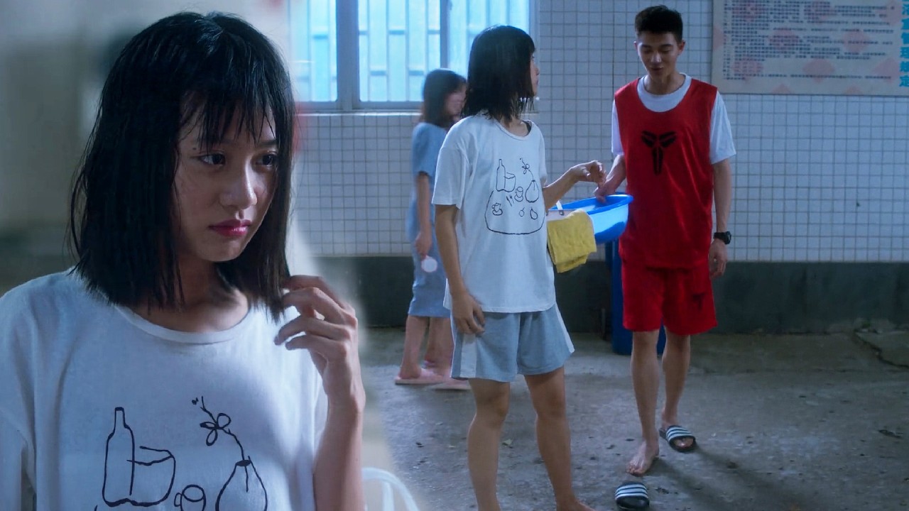 🎉【MOVIE】女孩拖鞋壞了，帥小夥把自己的鞋子脫下來給她，她瞬間對他心生好感！#好看中国电视剧 #爱情