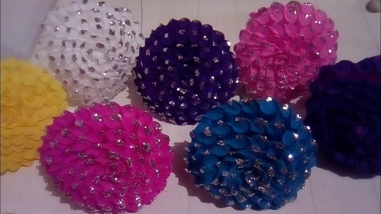 Flores de papel crepé con diamantina
